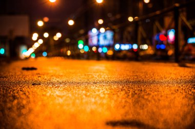 Büyük şehirde yağmurlu bir gece, boş bir yol. Görüntüyü kapat