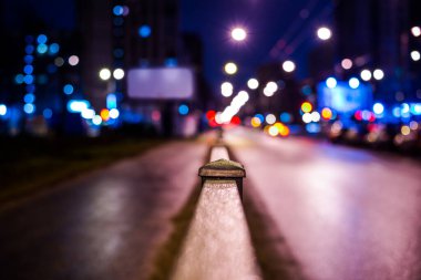 Büyük şehirde karanlık bir gece, billboardlu asfalt