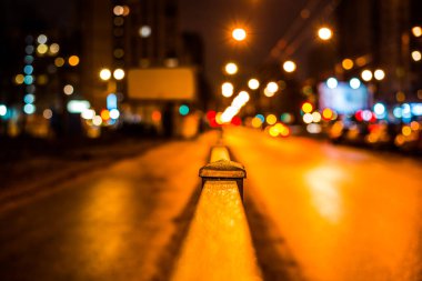 Büyük şehirde karanlık bir gece, billboardlu asfalt