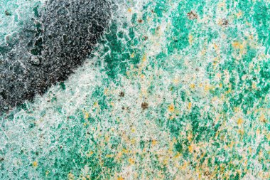 Çizik ve siyah lekeli eski ve kirli bir duvar. Görüntüyü kapat