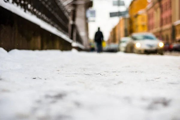 大都市の雪の冬 雪道を車で行く — ストック写真