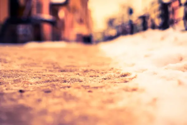 大都市の雪の冬 雪道を車で行く — ストック写真