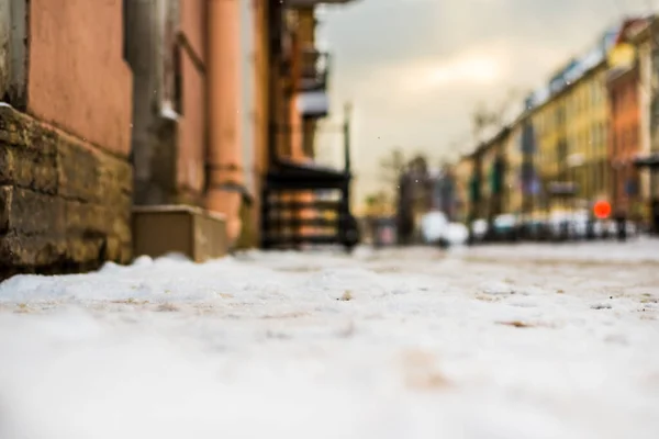 大都市の雪の冬 雪道を車で行く — ストック写真