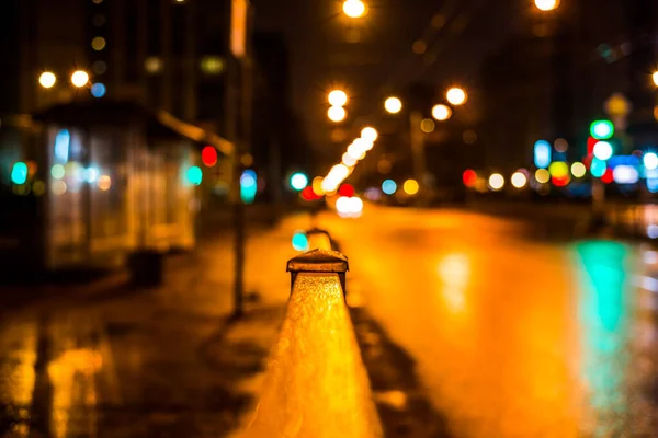 Büyük Şehirde Karanlık Bir Gece Otobüs Durağı Boş Bir Yol — Stok fotoğraf