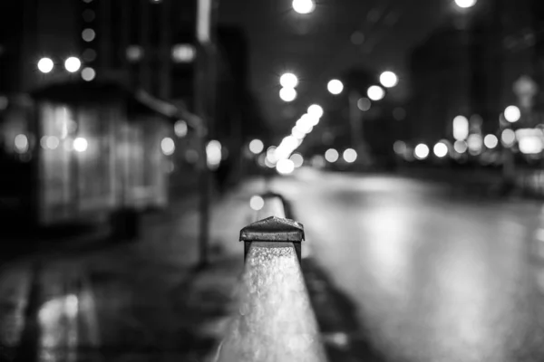 Dunkle Nacht Der Großstadt Bushaltestelle Und Leere Straße Mit Rotlicht — Stockfoto