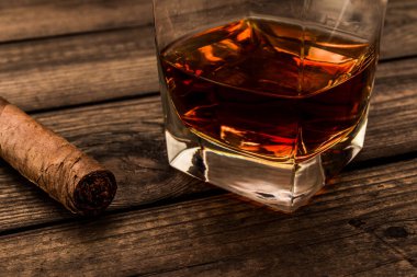 Bardak brendi ve puro eski ahşap masa. 