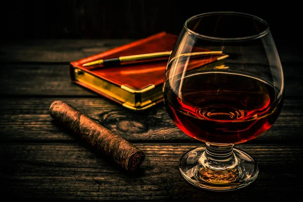 Szklanka Brandy Kubańskie Cygaro Skórzanym Zeszytem Złotym Piórem — Zdjęcie stockowe