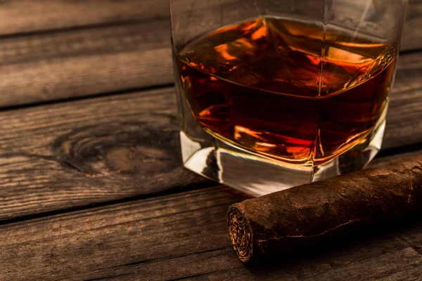 Szklanka Brandy Kubańskie Cygaro Starym Drewnianym Stole — Zdjęcie stockowe