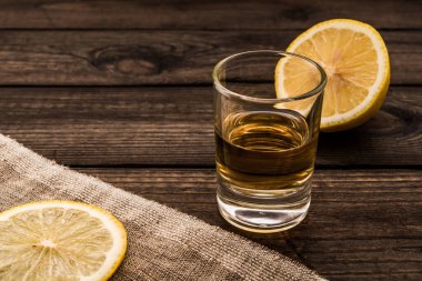 Bir bardak tekila, bir parça bez ve bir dilim limon.