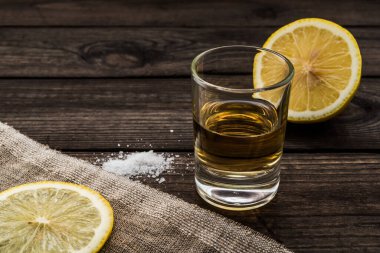 Bir bardak tekila, bir parça bez ve bir dilim limon.