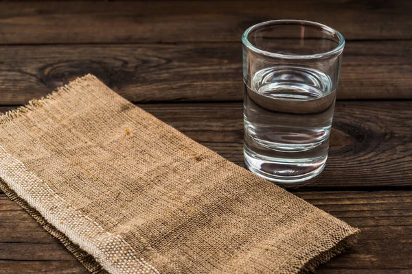 Tiro Vodka Con Trozo Tela Sobre Una Vieja Mesa Madera —  Fotos de Stock