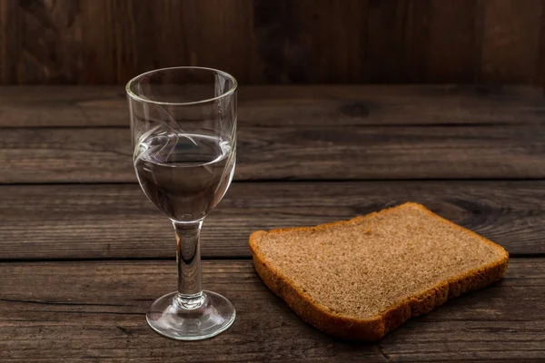 Vaso Vodka Con Pedazo Pan Negro Sobre Una Vieja Mesa — Foto de Stock