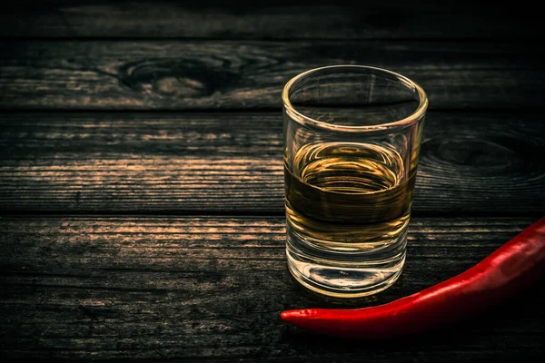 Copo Tequila Com Pimenta Caiena Uma Mesa Madeira Velha — Fotografia de Stock