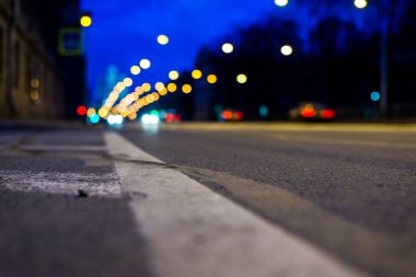 Büyük şehrin gece ışıkları, gece caddesi. Görüntüyü kapat