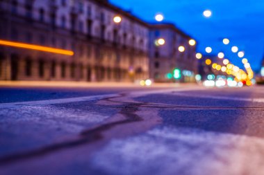 Büyük şehrin gece lambaları, gece caddesi, sürüş arabaları.