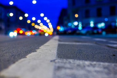 Büyük şehrin gece lambaları, gece caddesi, sürüş arabaları.
