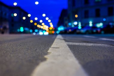 Büyük şehrin gece ışıkları, gece caddesi. Görüntüyü kapat