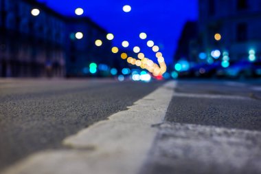 Büyük şehrin gece ışıkları, gece caddesi. Görüntüyü kapat