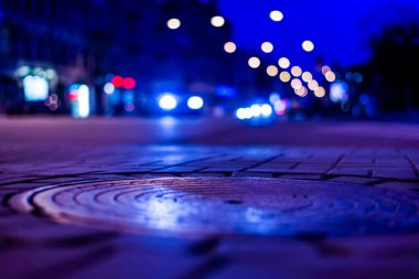Büyük şehrin gece lambaları, gece caddesi, sürüş arabaları.