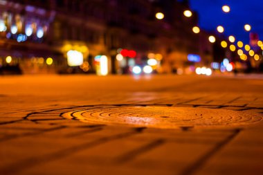 Büyük şehrin gece lambaları, gece caddesi, sürüş arabaları.