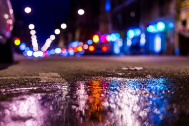 Büyük şehrin gece ışıkları, gece caddesi. Görüntüyü kapat