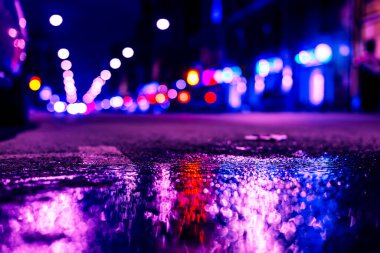 Büyük şehrin gece lambaları, gece caddesi, sürüş arabaları.