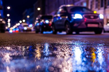 Büyük şehrin gece ışıkları, gece caddesi. Görüntüyü kapat