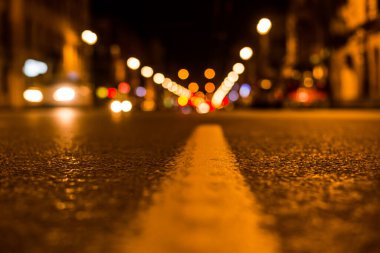 Büyük şehrin gece ışıkları, gece caddesi. Görüntüyü kapat