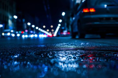 Büyük şehrin gece lambaları, gece caddesi, sürüş arabaları.