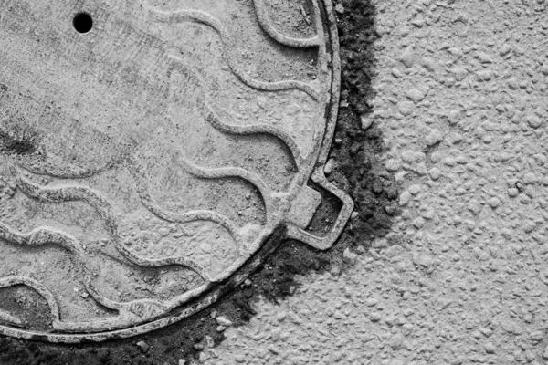 Asfaltta Eski Bir Rögar Kapağı Yukarıdan Görüntüle — Stok fotoğraf