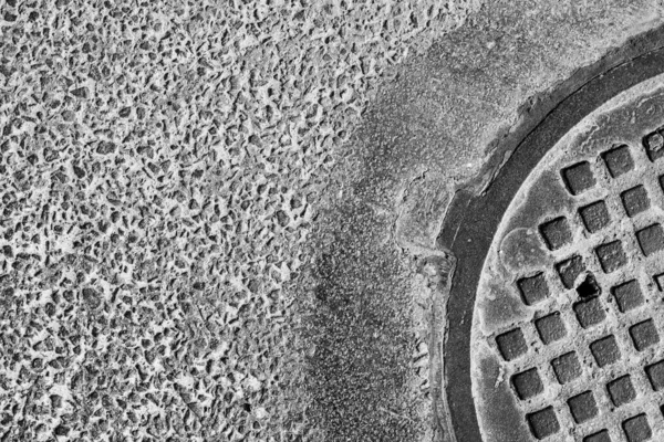 Asfaltta Eski Bir Rögar Kapağı Yukarıdan Görüntüle — Stok fotoğraf