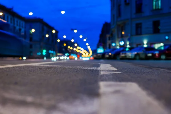 Nachtlichter Der Großstadt Die Nächtliche Allee Mit Fahrenden Autos — Stockfoto