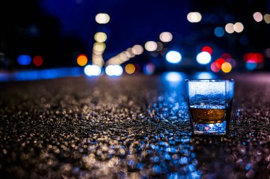 Geceleri şehrin ışıkları Alkol bardağının içinden