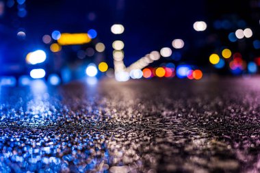 Büyük şehirde yağmurlu bir gece, yağmurdan sonra boş bir otoyol..