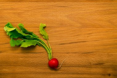 Tahta masada turp. Yukarıdan yakın görüntü