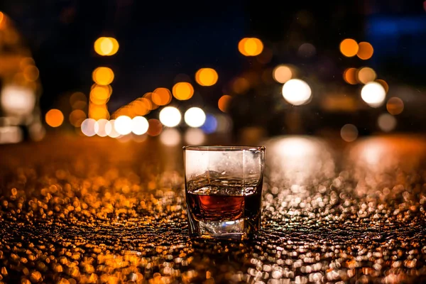 Luces Ciudad Por Noche Través Del Vaso Alcohol — Foto de Stock