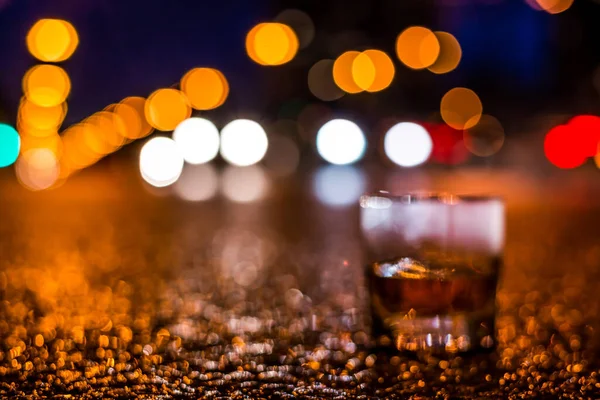 Éjszaka Város Fényei Alkoholos Pohárban — Stock Fotó