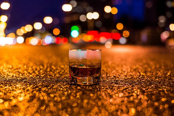 Luces Ciudad Por Noche Través Del Vaso Alcohol —  Fotos de Stock