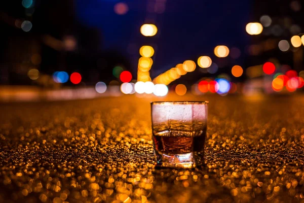 Огни Города Ночью Через Стакан Алкоголя — стоковое фото
