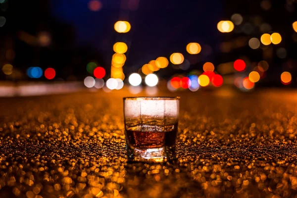 Lichter Der Stadt Der Nacht Durch Das Glas Alkohol — Stockfoto