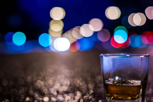 Éjszaka Város Fényei Alkoholos Pohárban — Stock Fotó