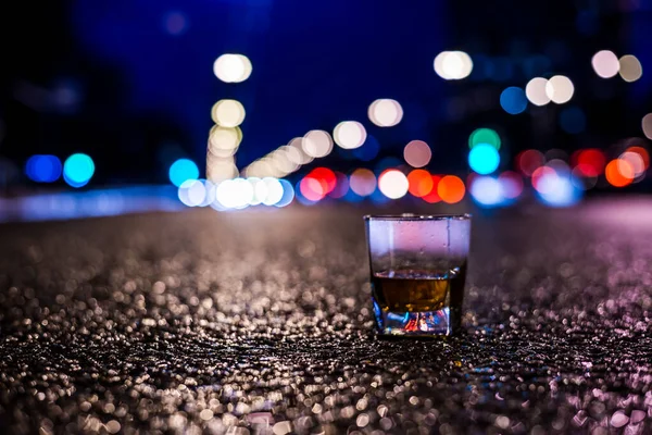 Luces Ciudad Por Noche Través Del Vaso Alcohol —  Fotos de Stock