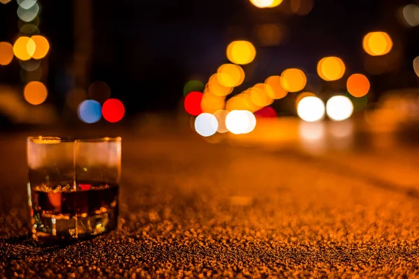 Lichter Der Stadt Der Nacht Durch Das Glas Alkohol — Stockfoto