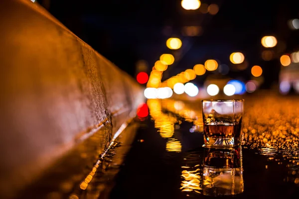 Luces Ciudad Por Noche Través Del Vaso Alcohol —  Fotos de Stock