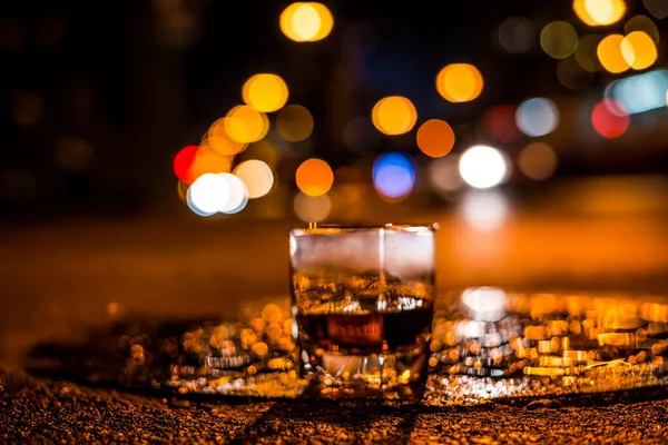 Lichter Der Stadt Der Nacht Durch Das Glas Alkohol — Stockfoto