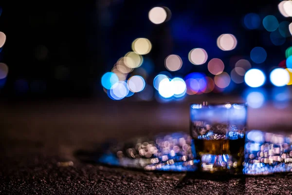 Lichter Der Stadt Der Nacht Durch Das Glas Alkohol — Stockfoto