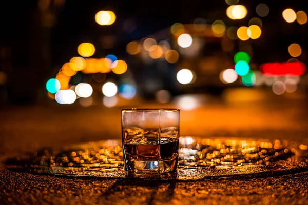 Luces Ciudad Por Noche Través Del Vaso Alcohol —  Fotos de Stock