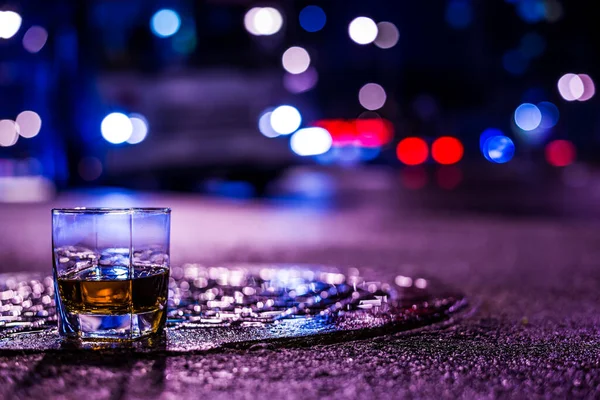 Огни Города Ночью Через Стакан Алкоголя — стоковое фото