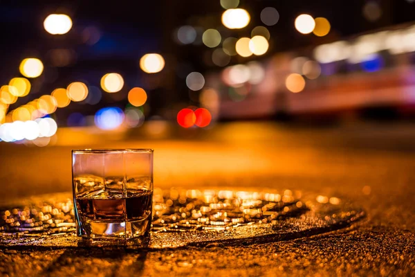 Lichter Der Stadt Der Nacht Durch Das Glas Alkohol — Stockfoto