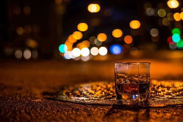 Lichter Der Stadt Der Nacht Durch Das Glas Alkohol — Stockfoto